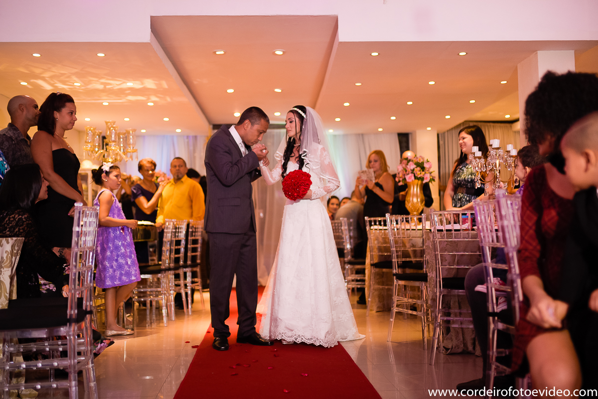 Pai com a noiva entrando