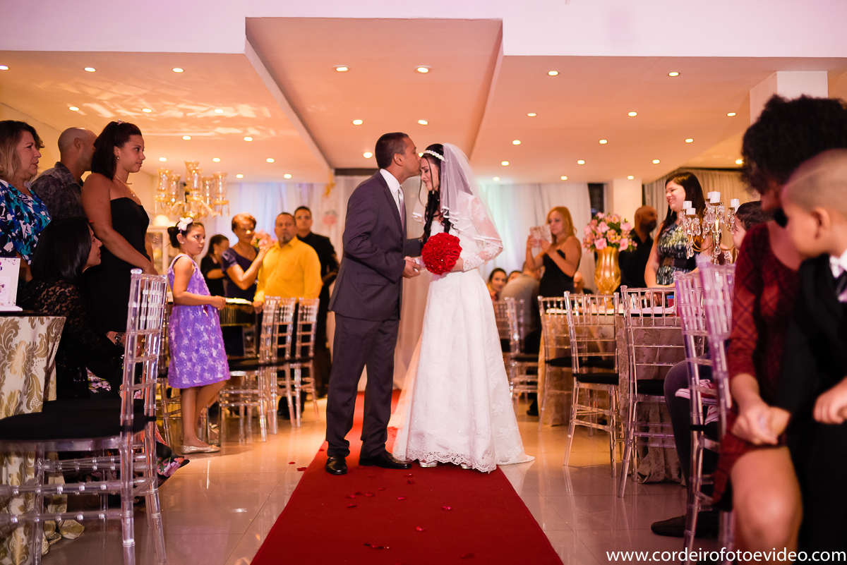 Pai com a noiva entrando beijando a testa