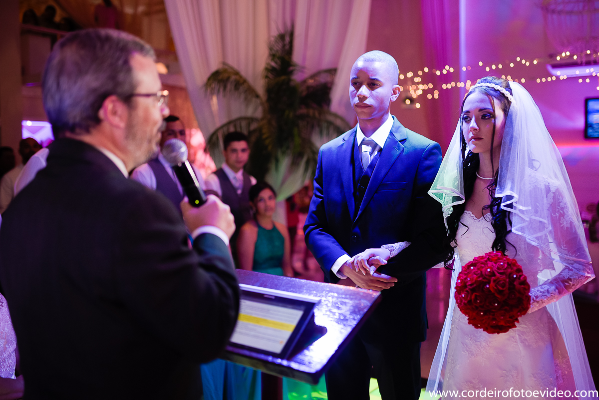 Pastor com os noivos