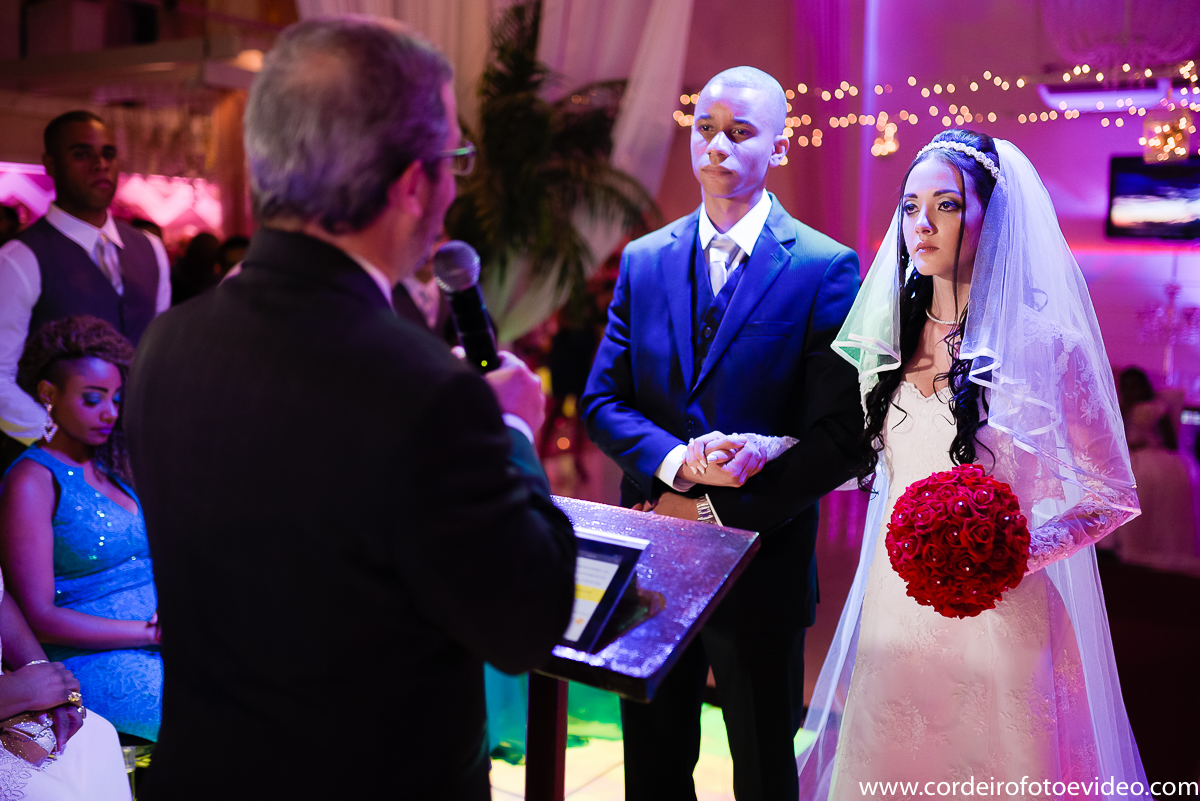 Pastor com os noivos