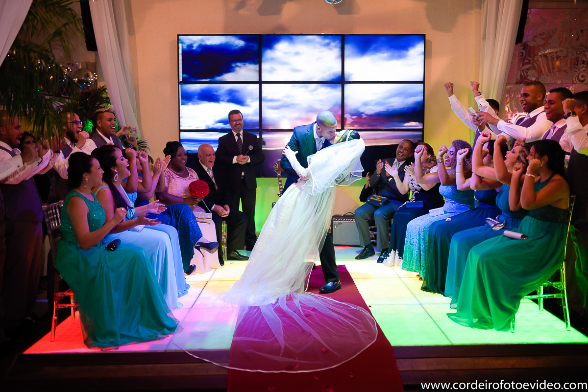 Noivo beijando a noiva