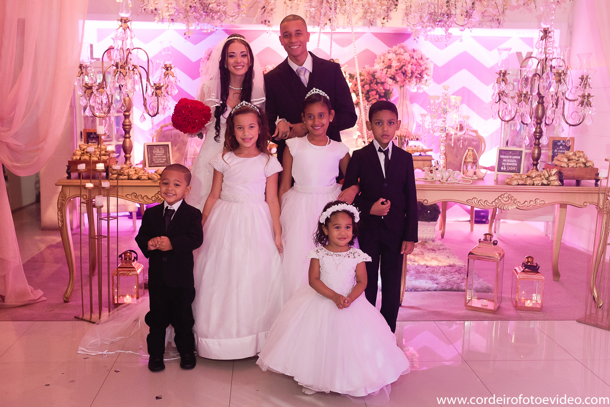 Noivos com damas e pajens