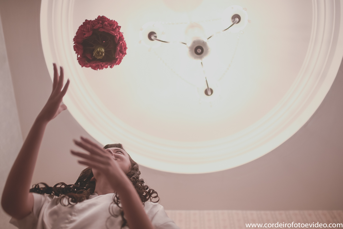 Noiva jogando o bouquet