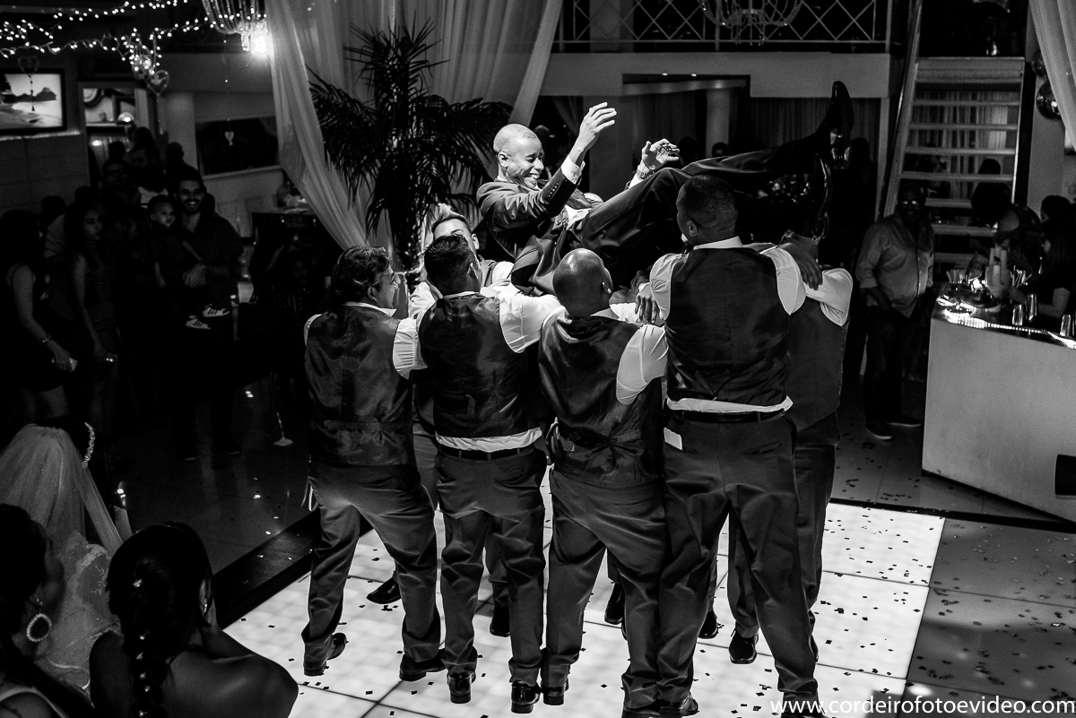 Noivo sendo jogado para o alto