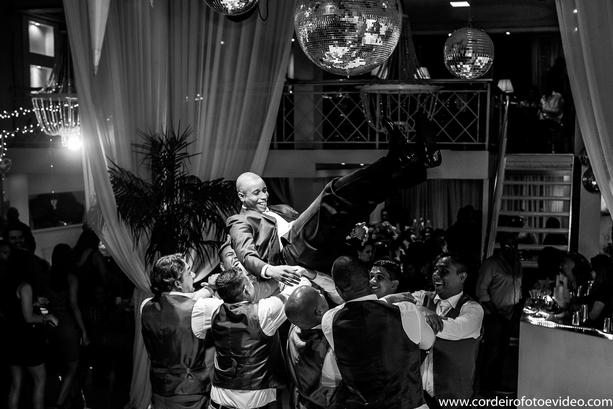 Noivo sendo jogado para o alto