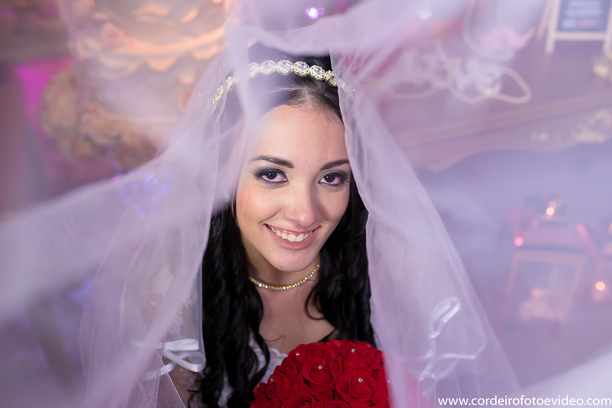 Noiva com bouquet na festa