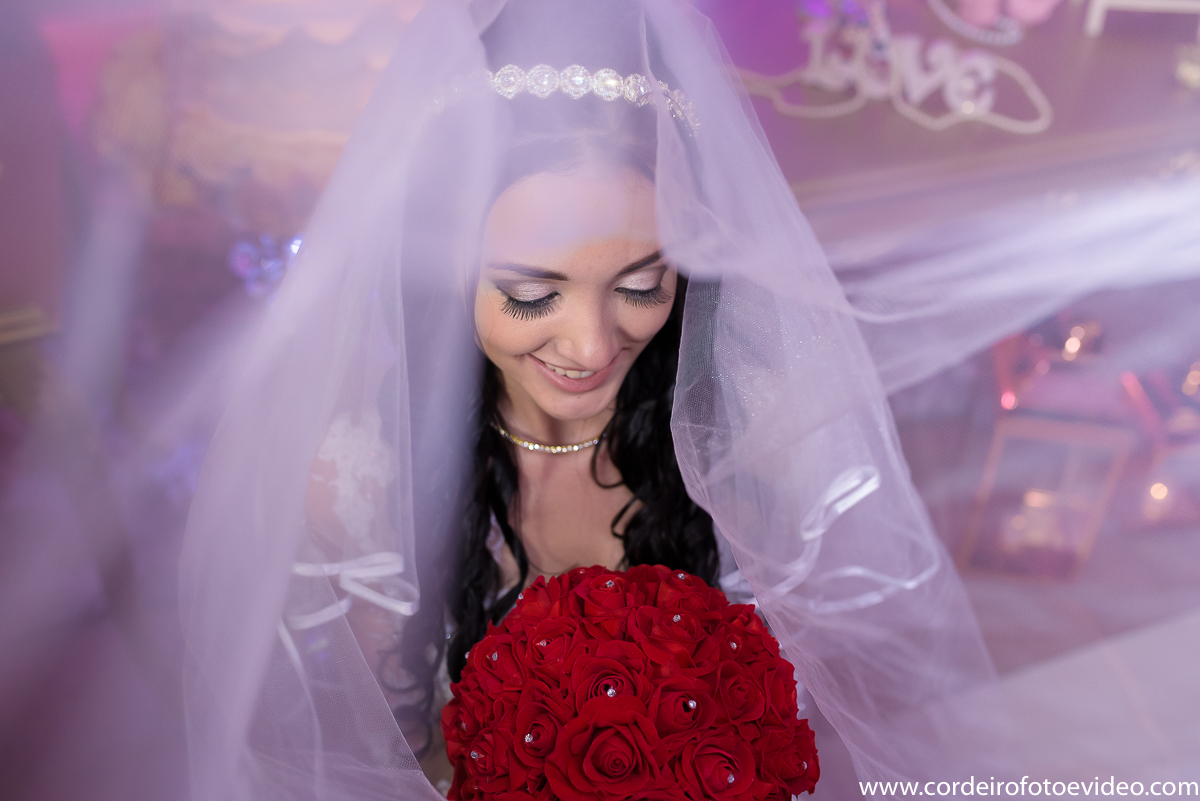 Noiva com bouquet na festa