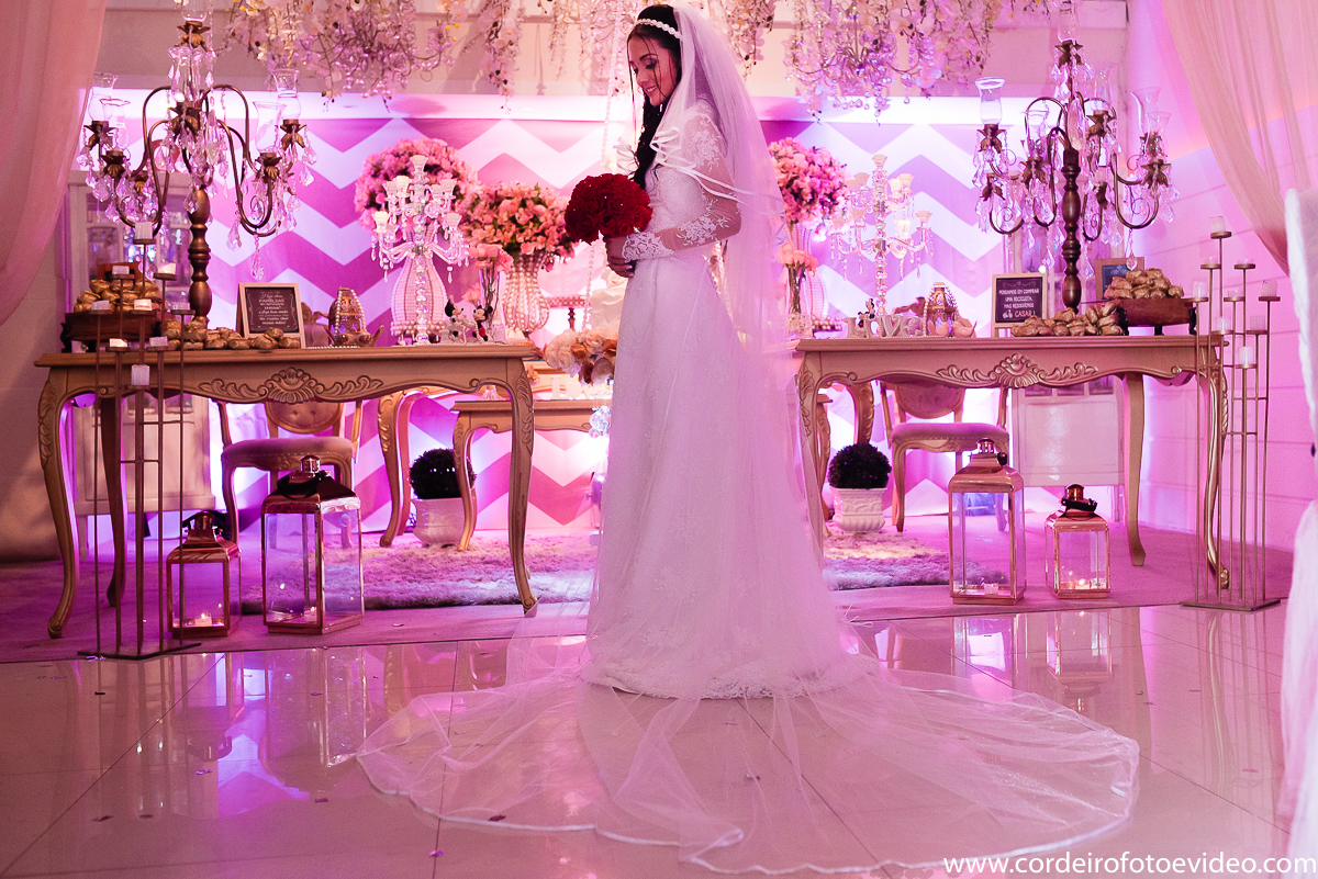 Noiva com bouquet na festa