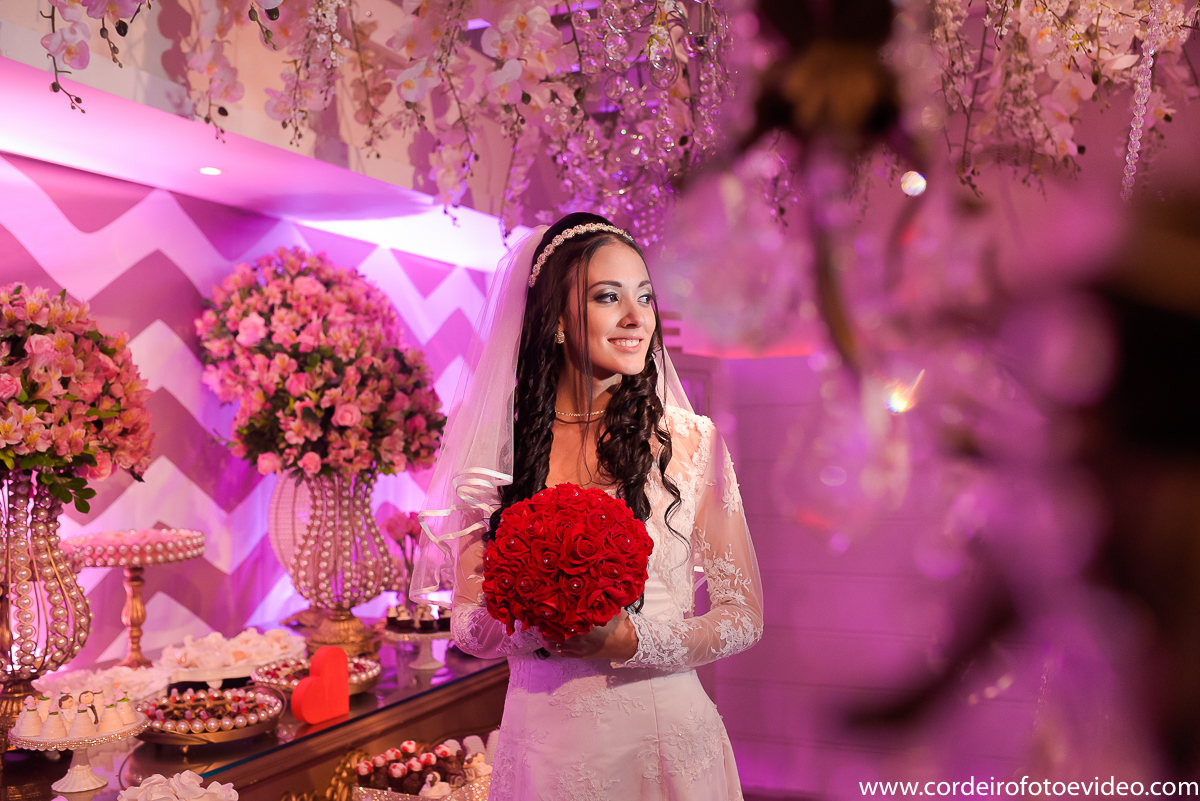 Noiva com bouquet na festa