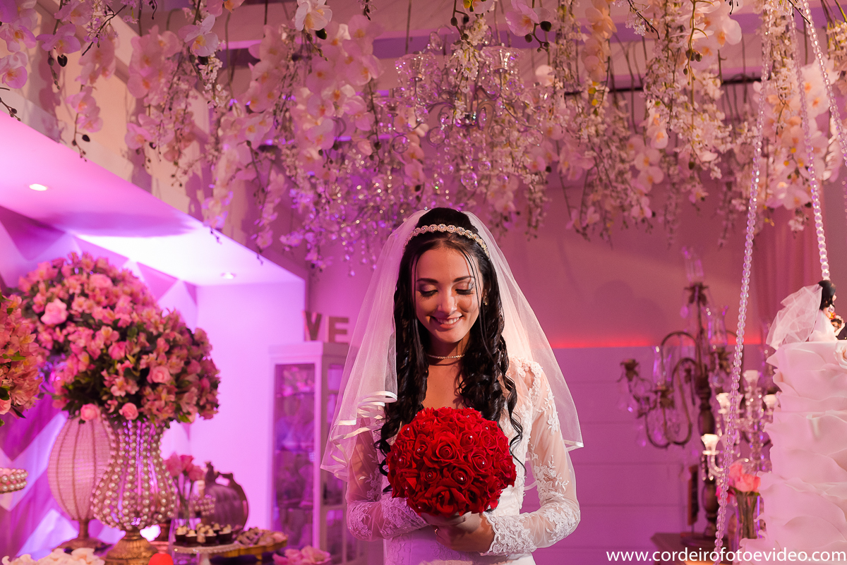 Noiva com bouquet na festa