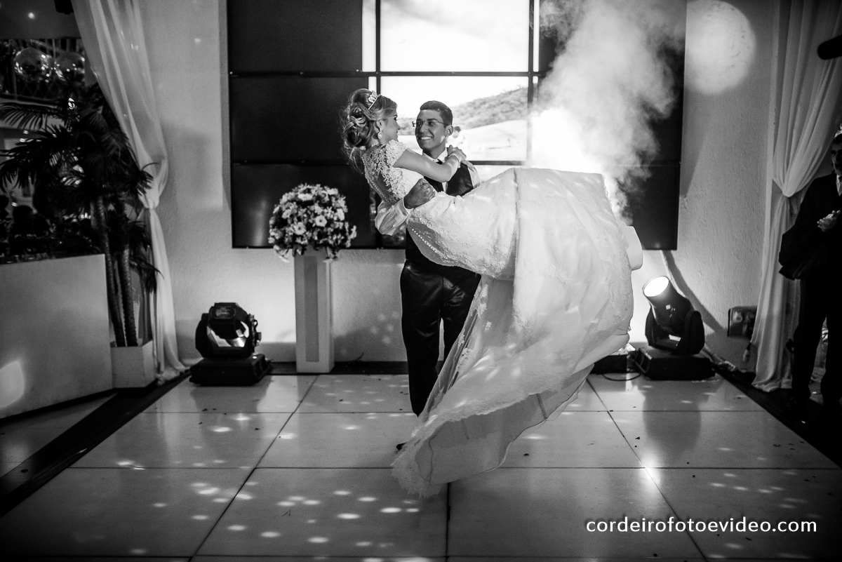 NOIVA NO COLO DO NOIVO