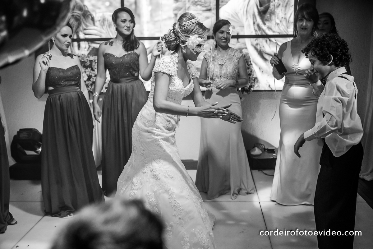 noiva dançcando com pajem