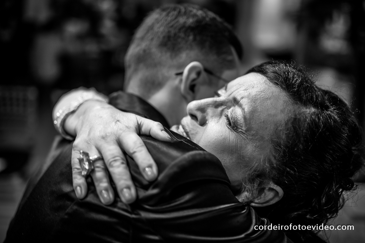 ABRAÇO DA MAE NO NOIVO