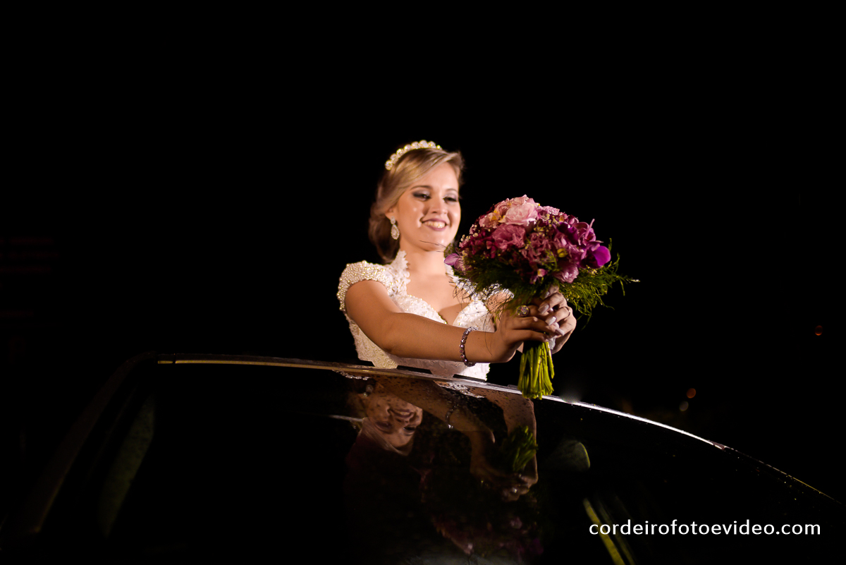 noiva em cima do carro