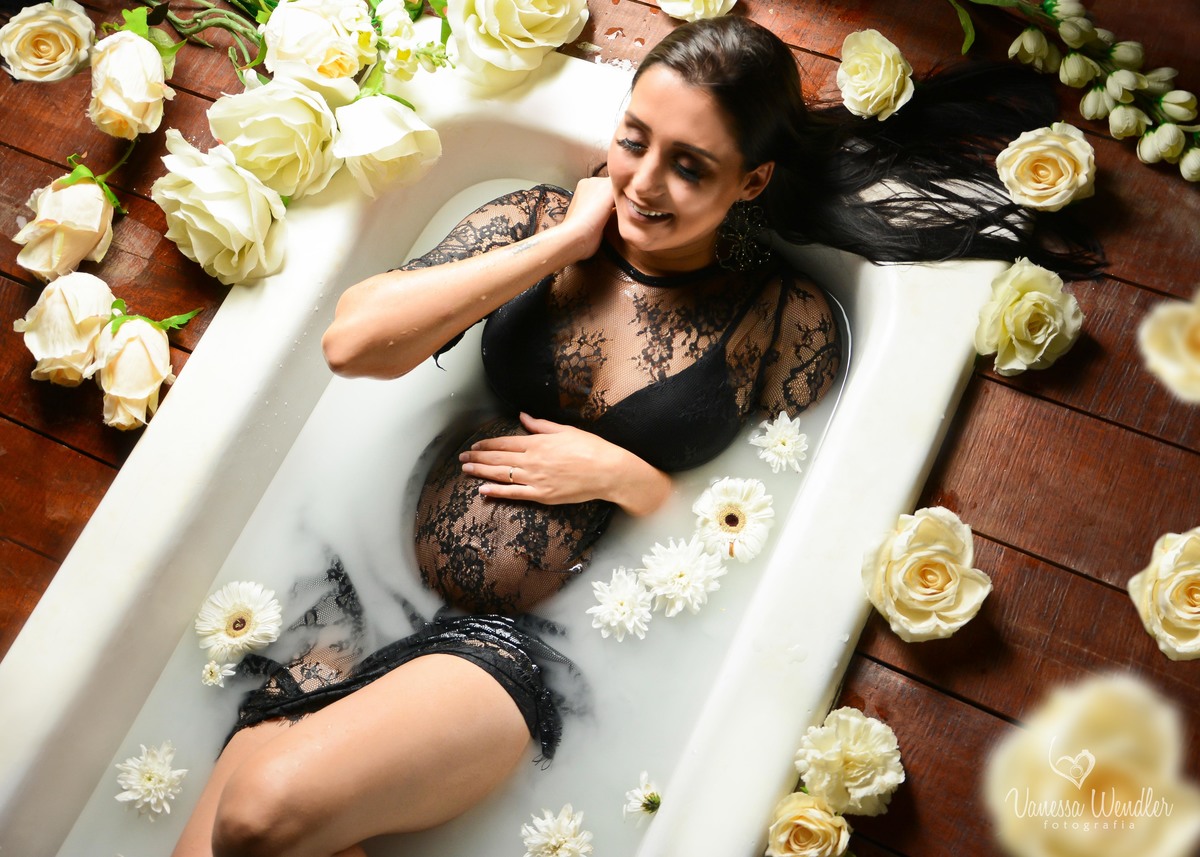 flores, banho de leite e flores, grávida banho, guarapuava fotógrafa