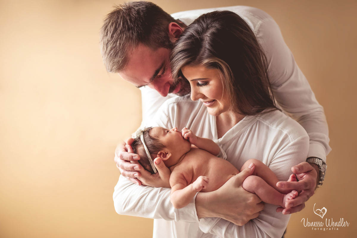 família, bebê , pais de primeira viagem