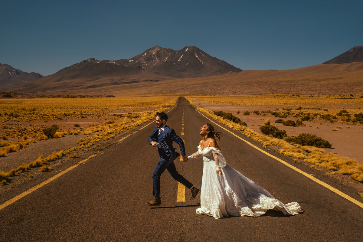 Ensaio de Noivos no Deserto do Atacama em San Pietro, Chile.