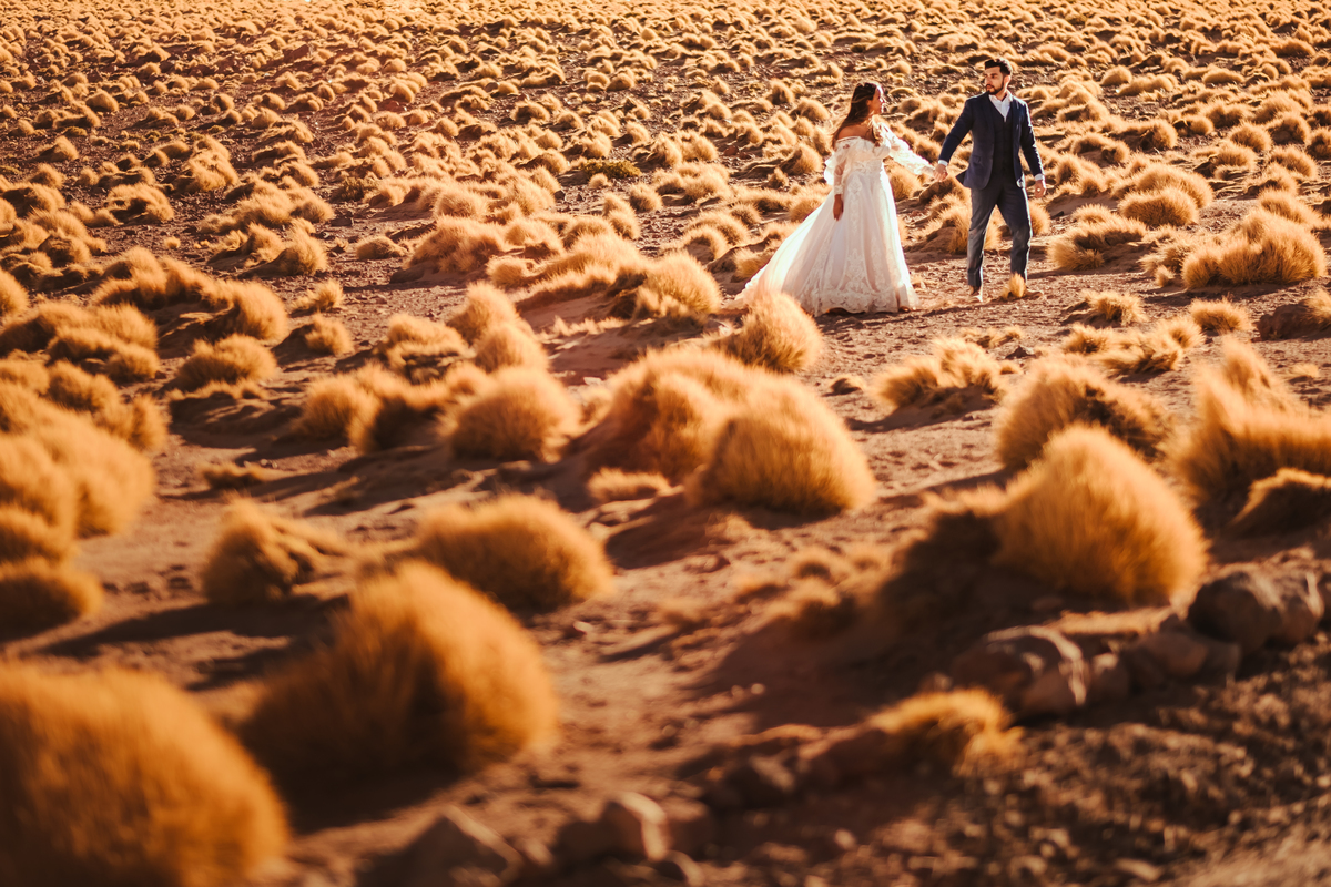 Ensaio de Noivos no Deserto do Atacama em San Pietro, Chile.