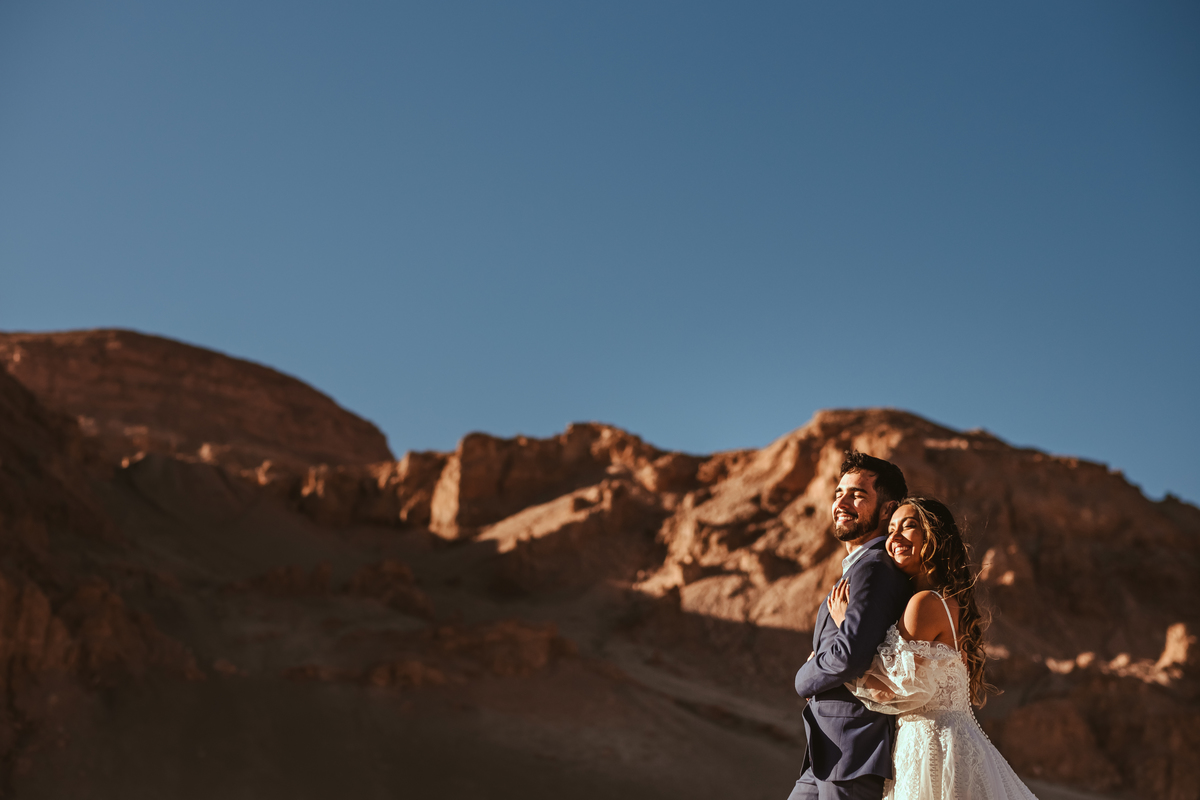 Ensaio de Noivos no Deserto do Atacama em San Pietro, Chile.