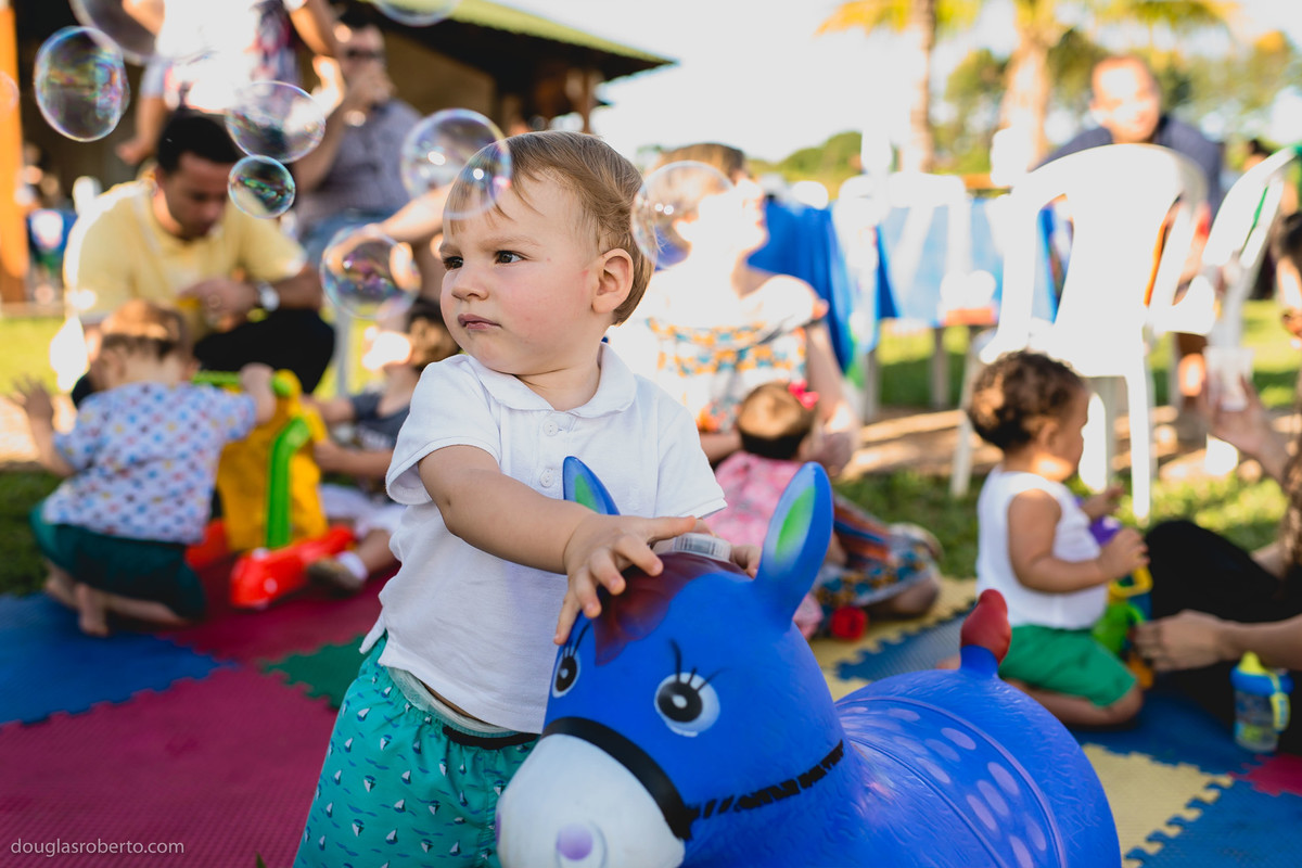 criança brincando com bolha de sabão