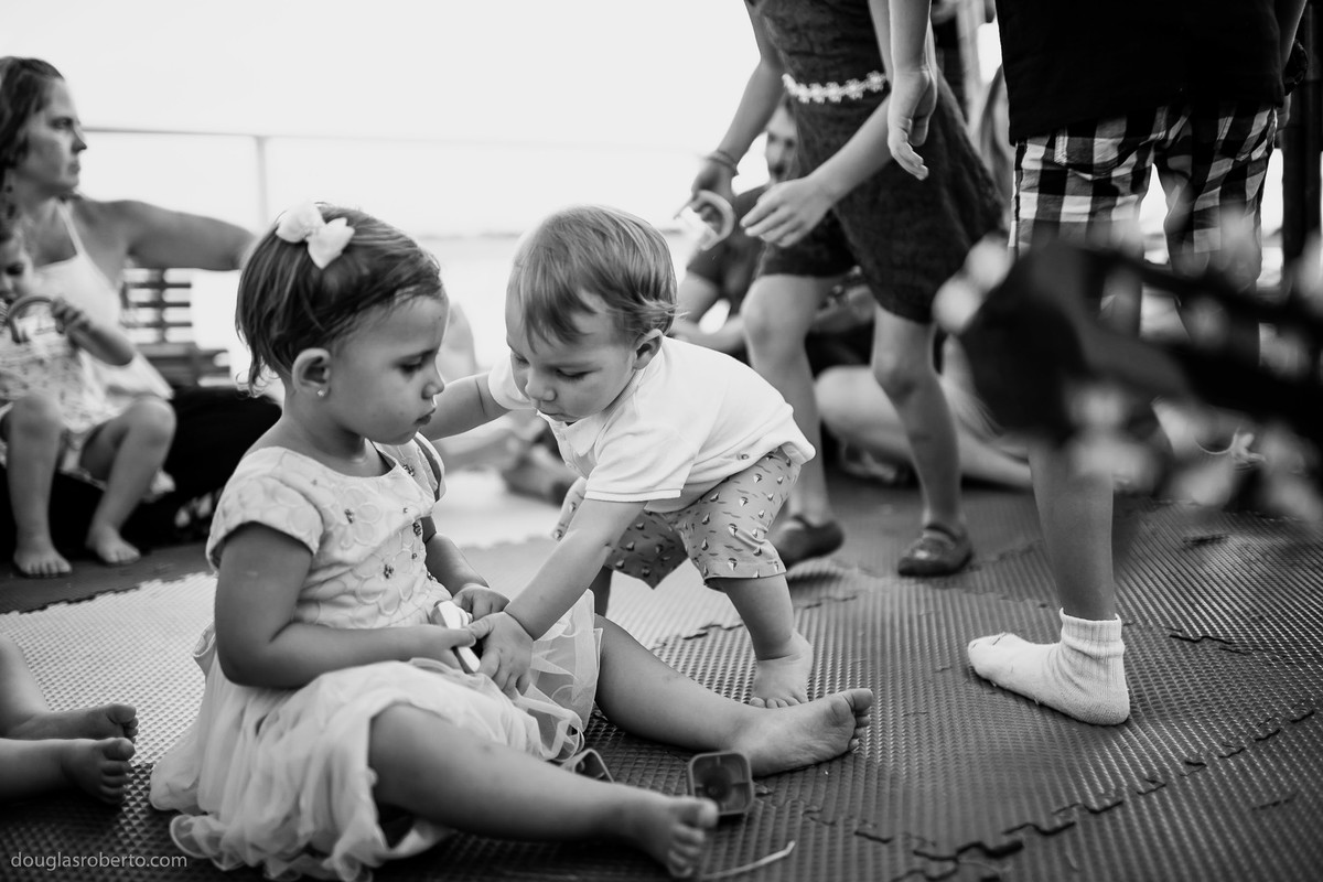 menino brincando com menina