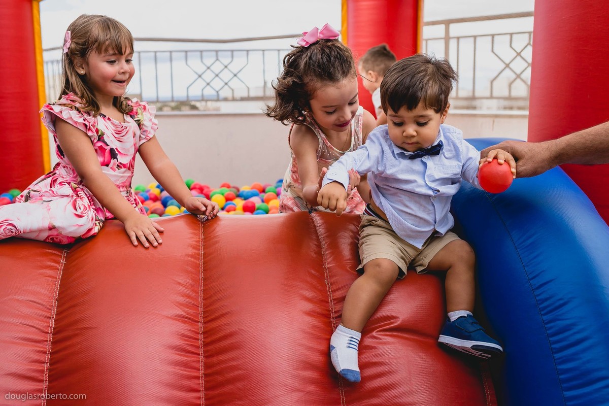 menino brincando de escorregar
