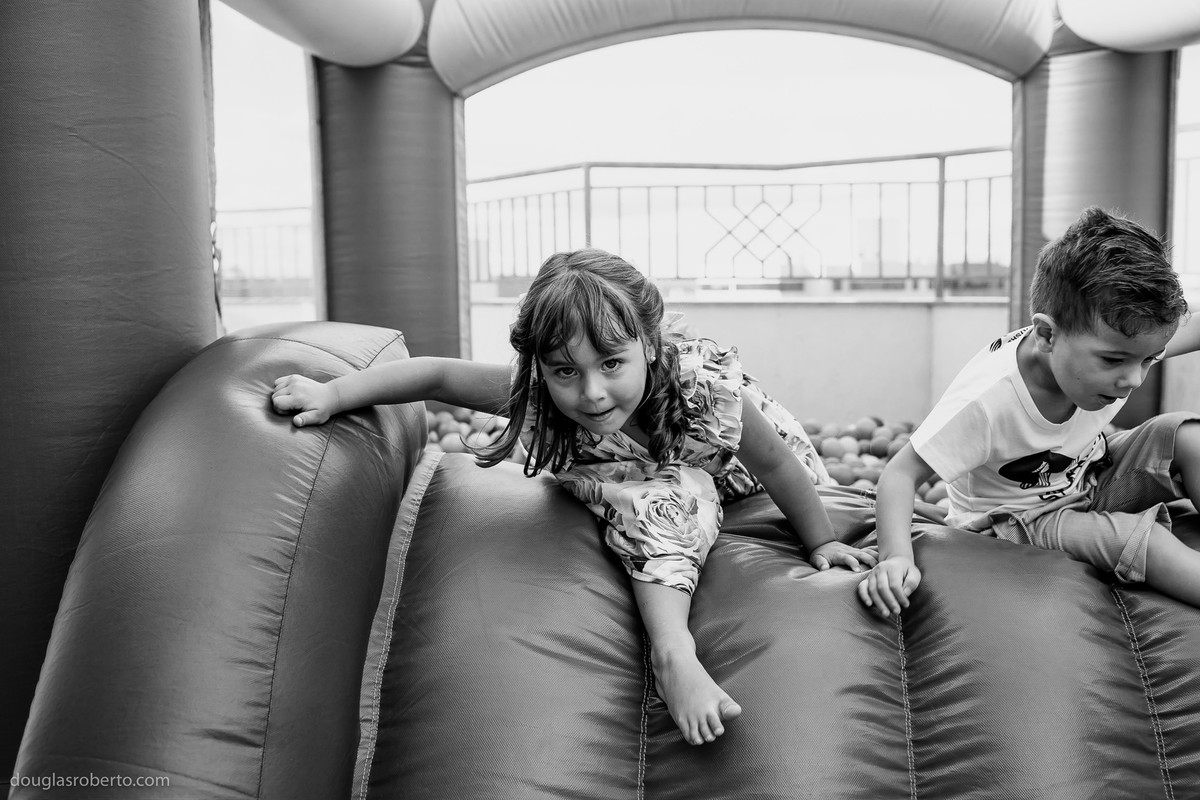 menina brincado de escorregar