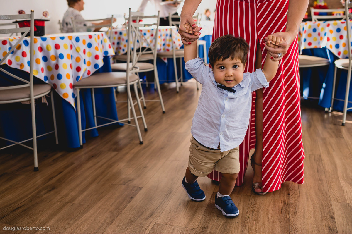 menino dando os primeiros passos