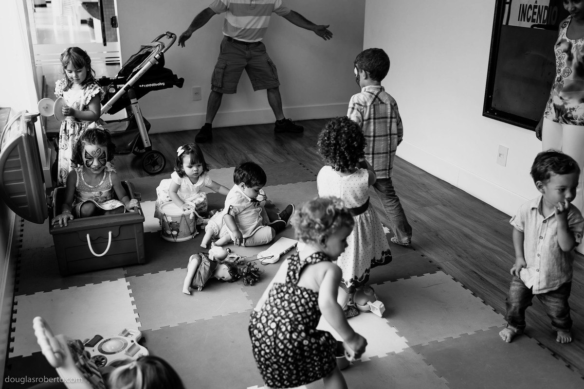 crianças se divertindo