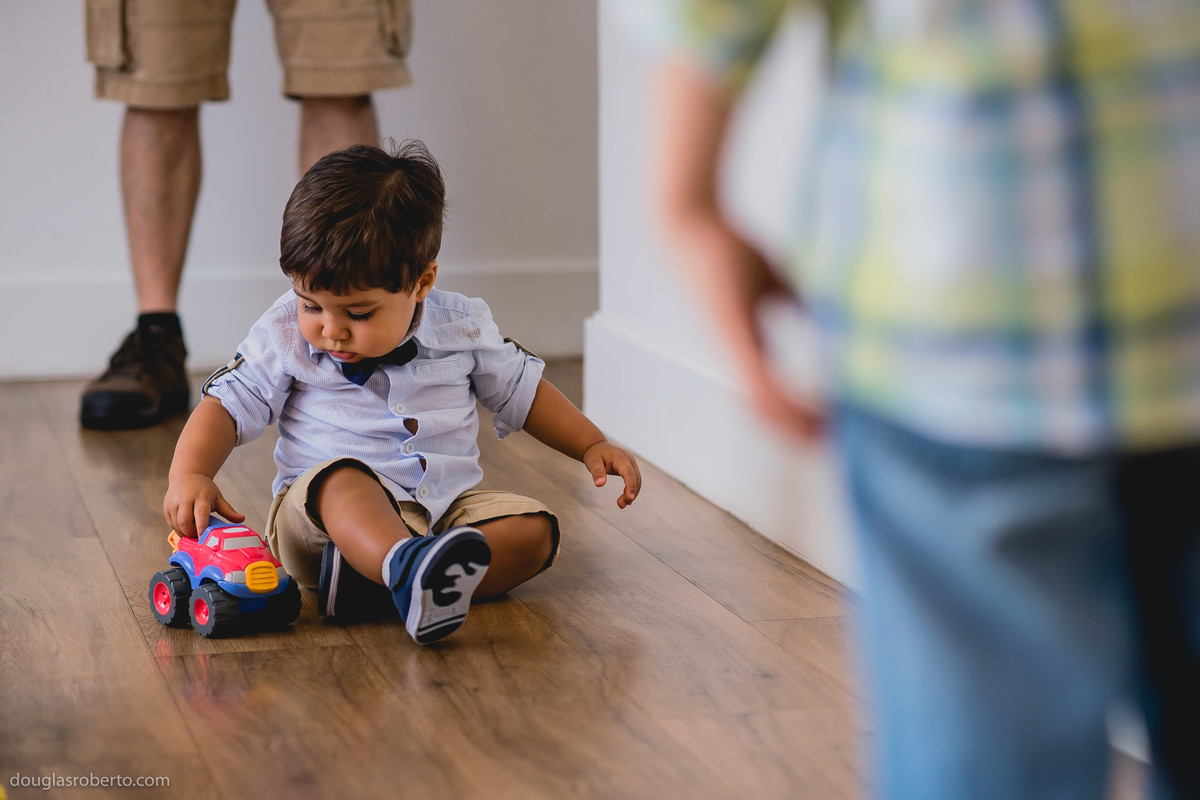 menin brincando com o carrinho