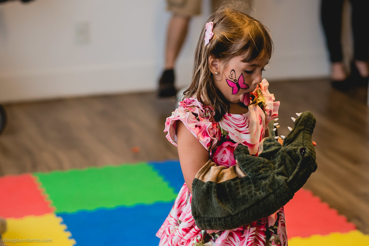 menina fazendo careta