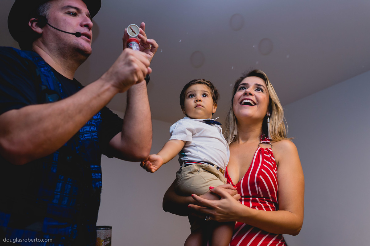 mãe e filho vendo o magico