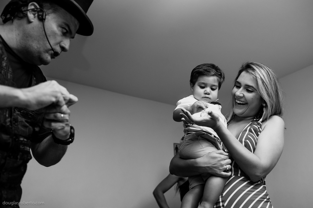 mãe e filho vendo o magico