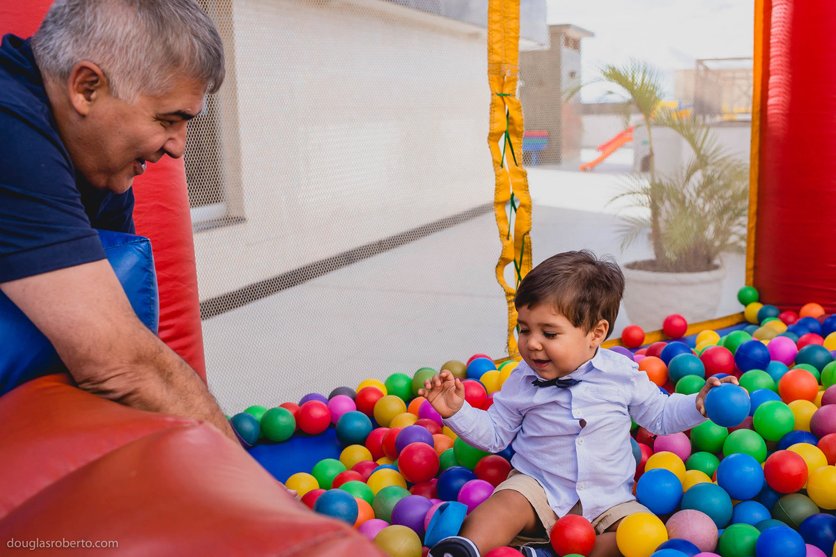 criança brincando na piscina de bolinhas