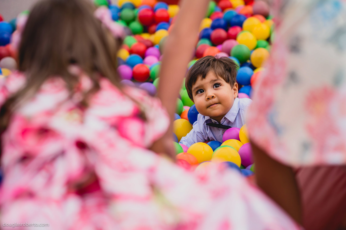 crianças brincando na piscina de bolinhas