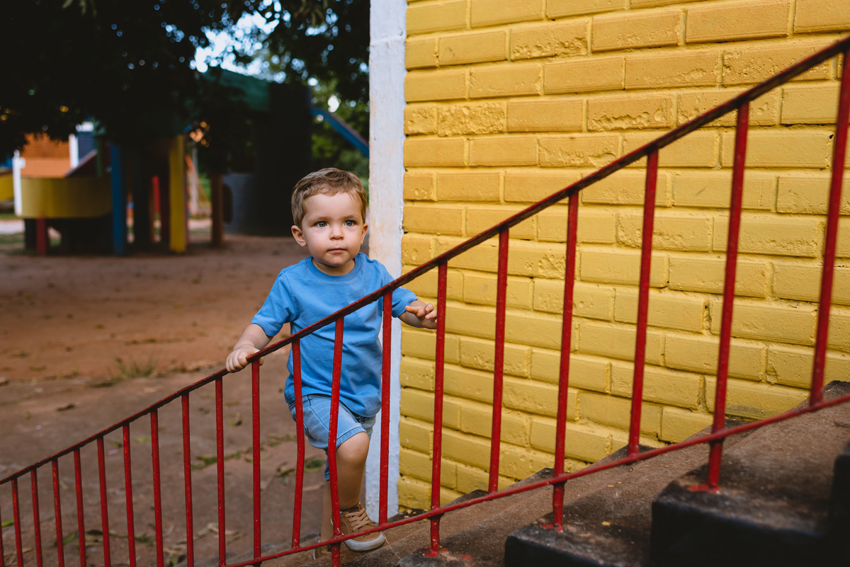 menino brincando de sibir a escada