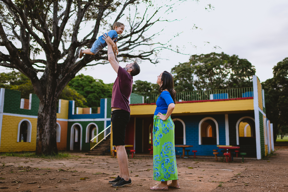 pai jogando o filho para cima 