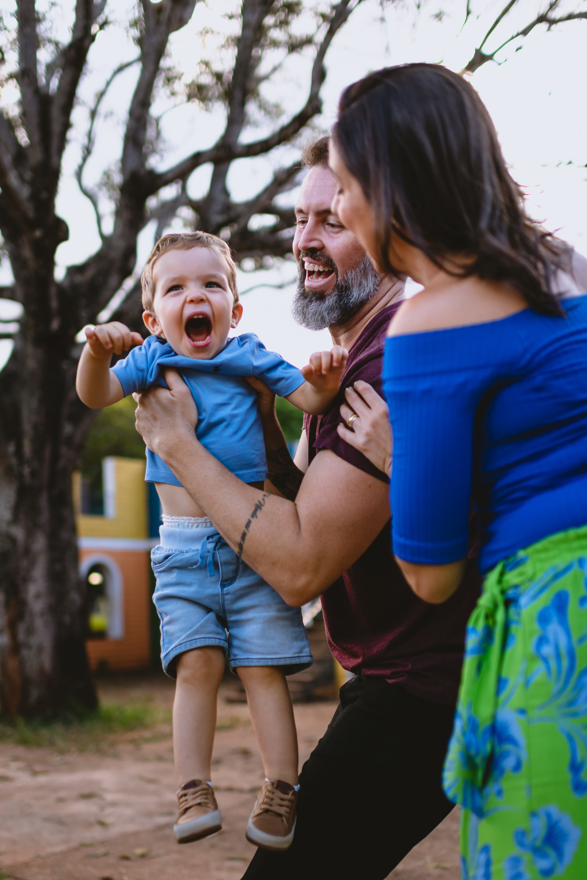 pai jogando o filho para cima 