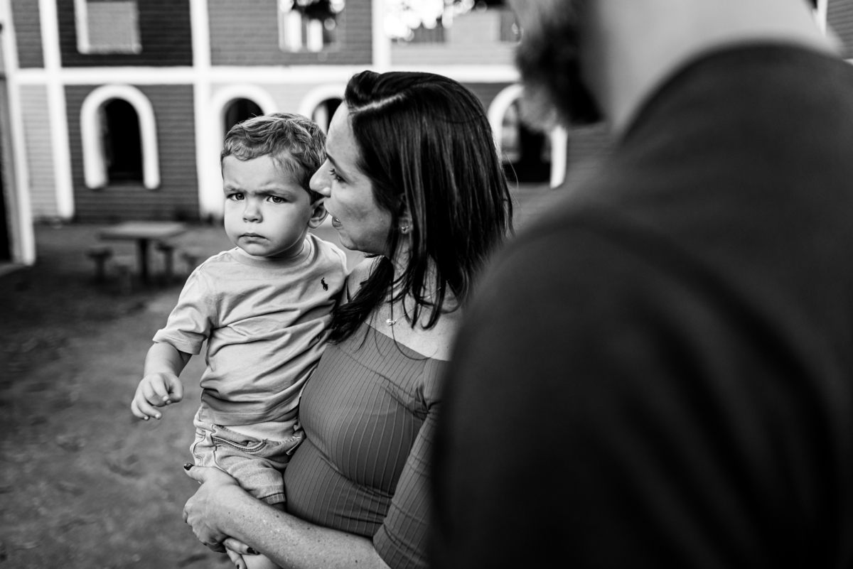 mãe abraçando o filho 