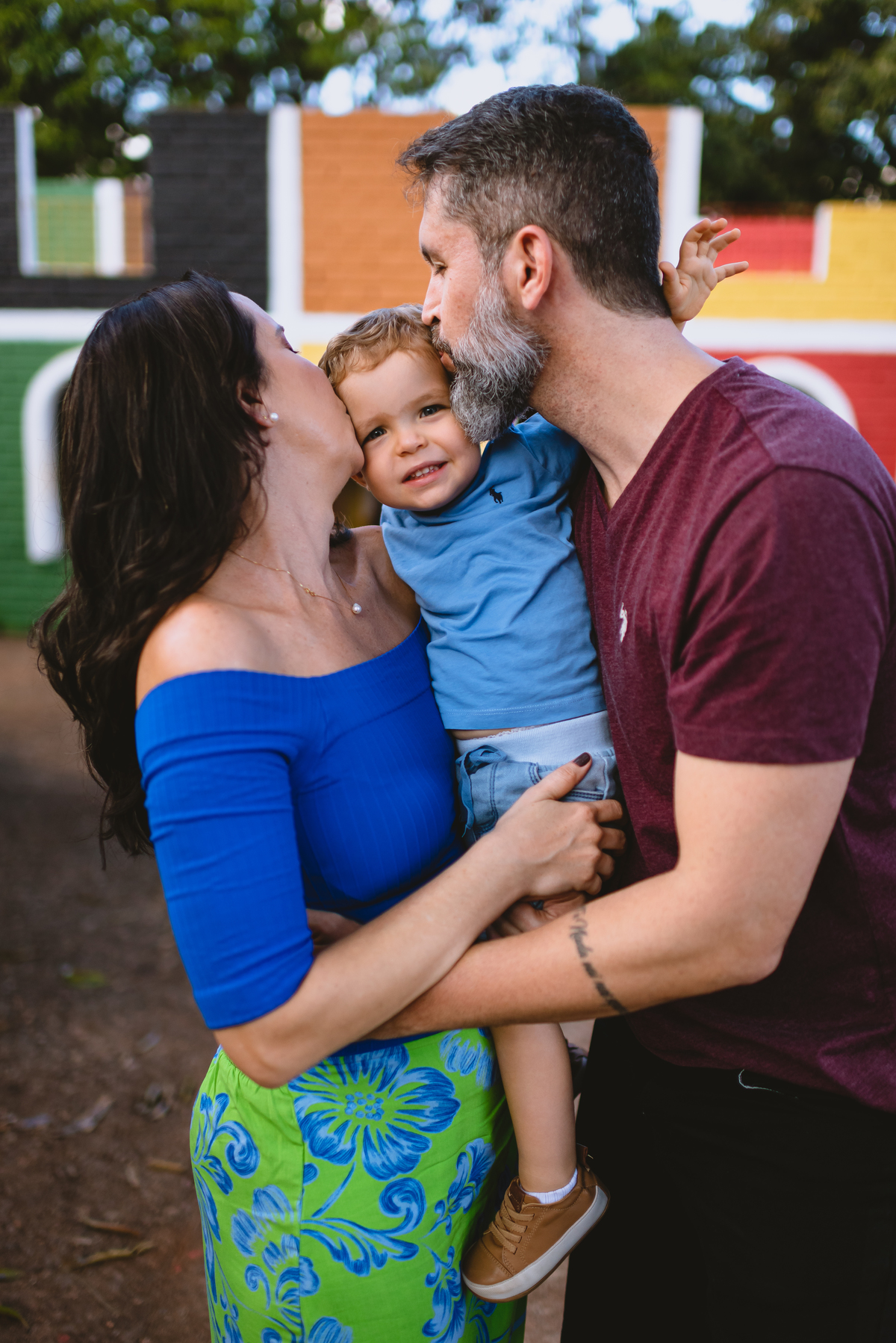 pais beijando o filho 