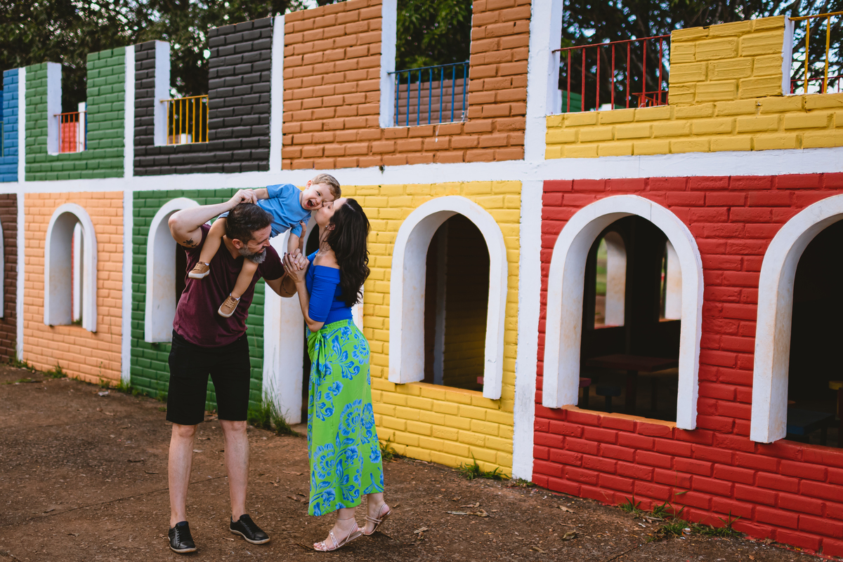 pai jogando o filho para cima 