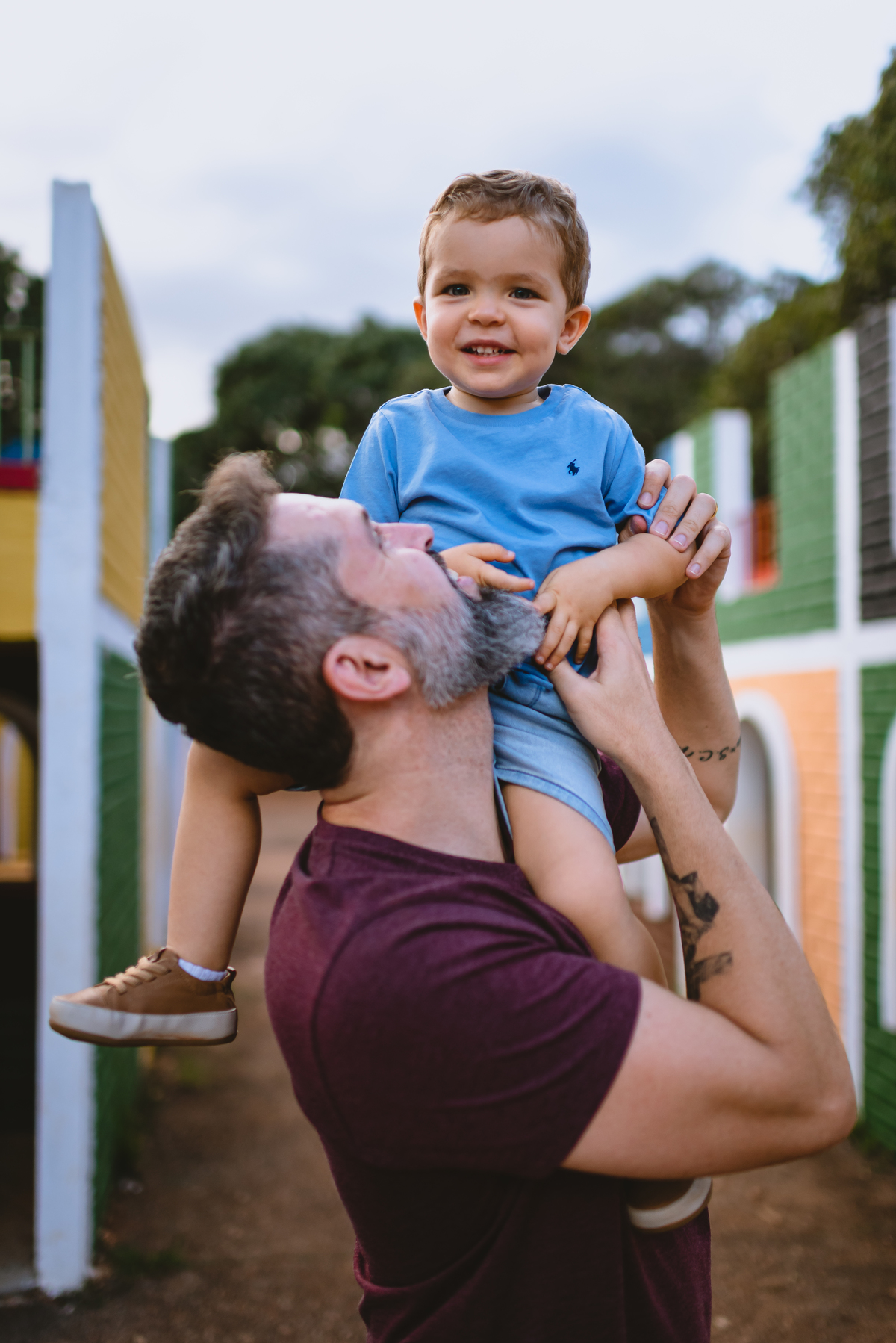 pai e filho brincando