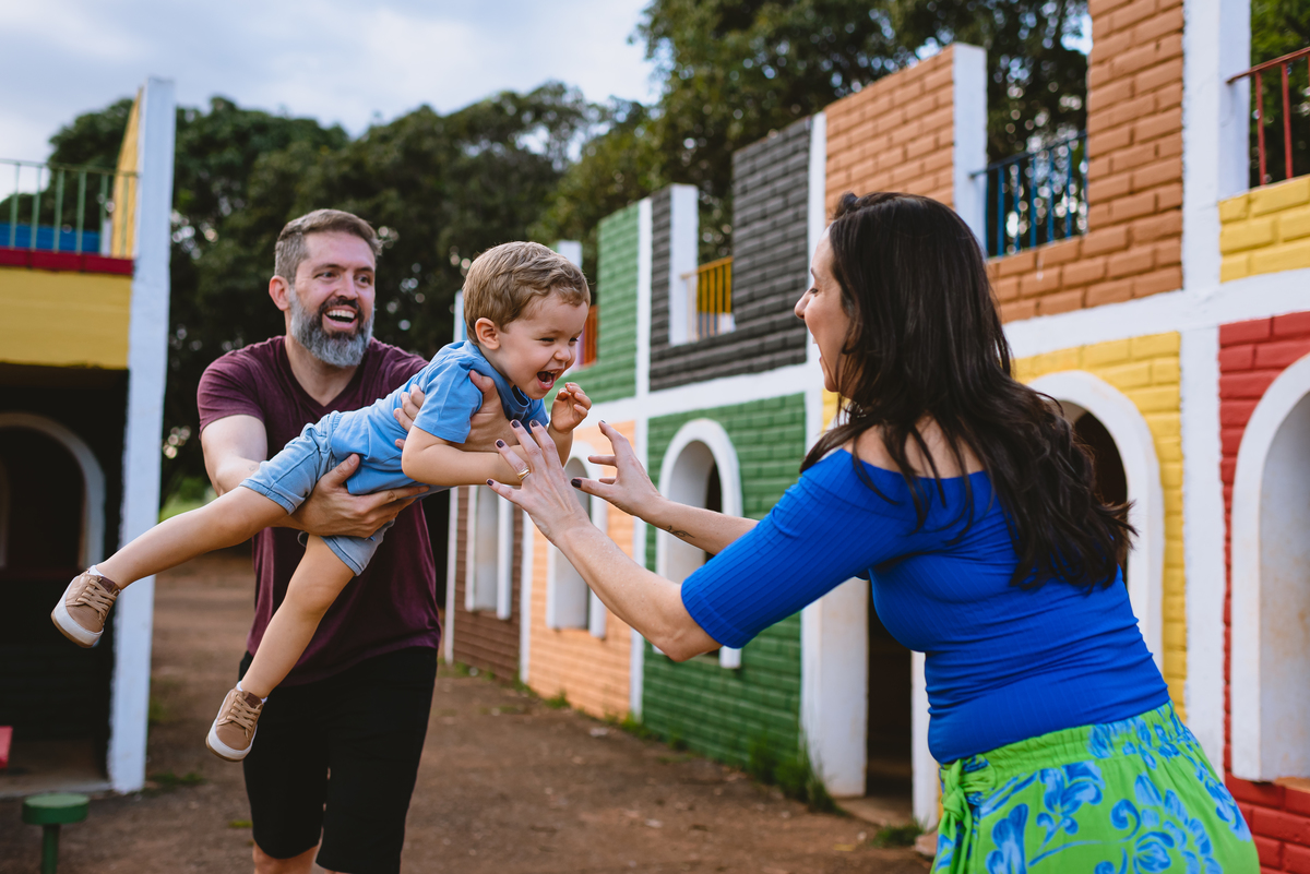 pais brincando com o filho