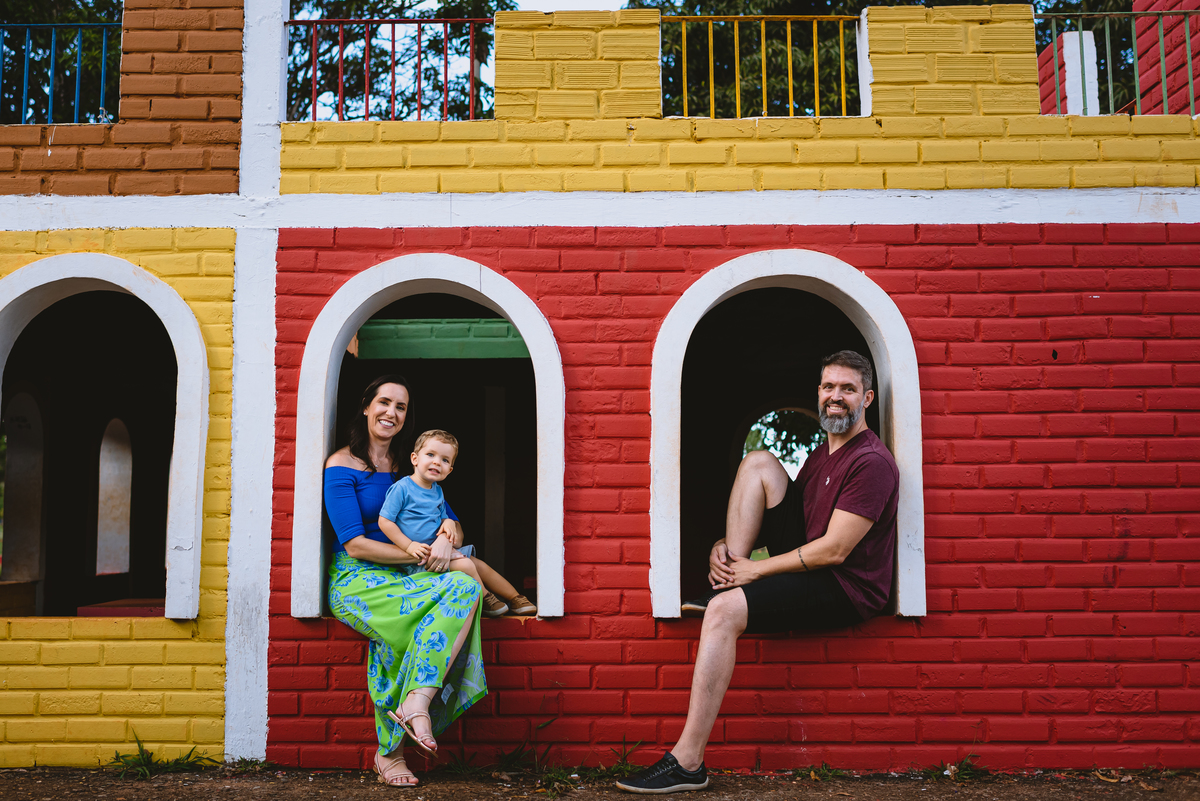 pais brincando com o filho