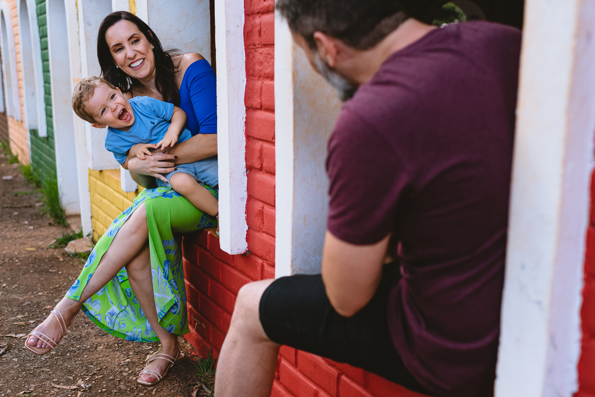 pais brincando com o filho