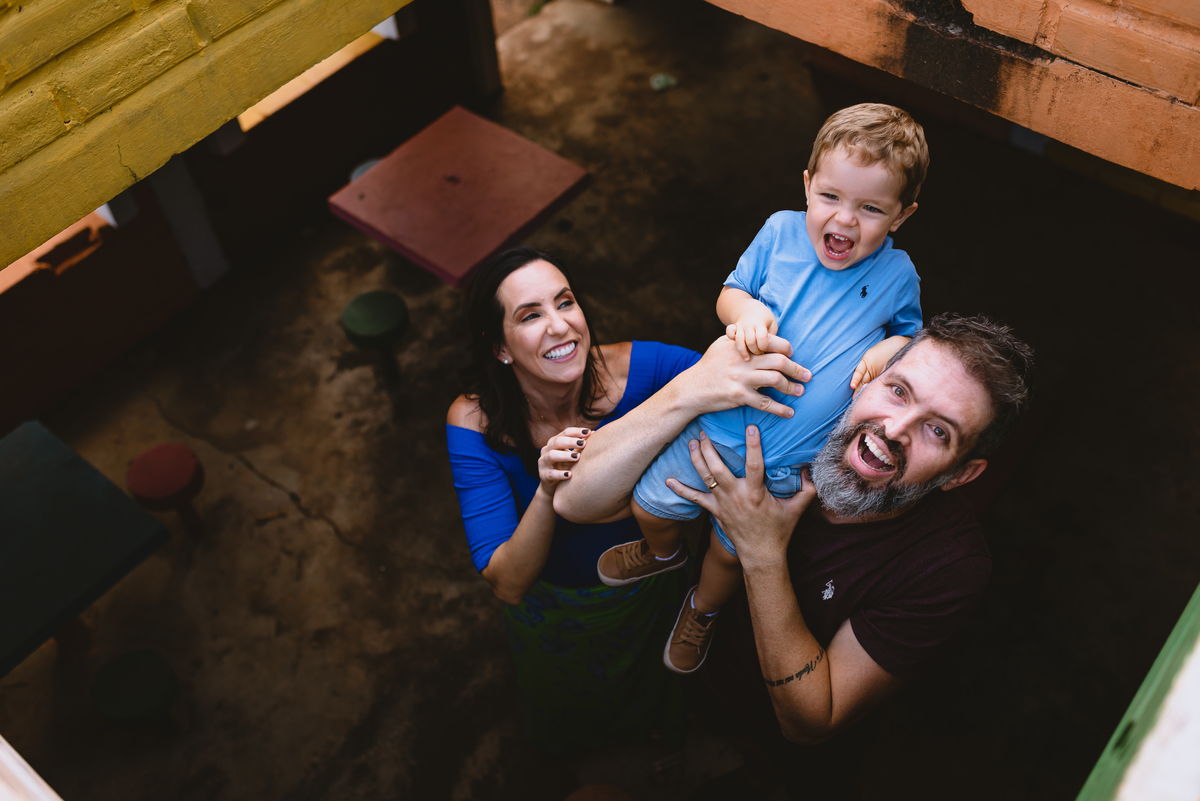 pais brincando com o filho