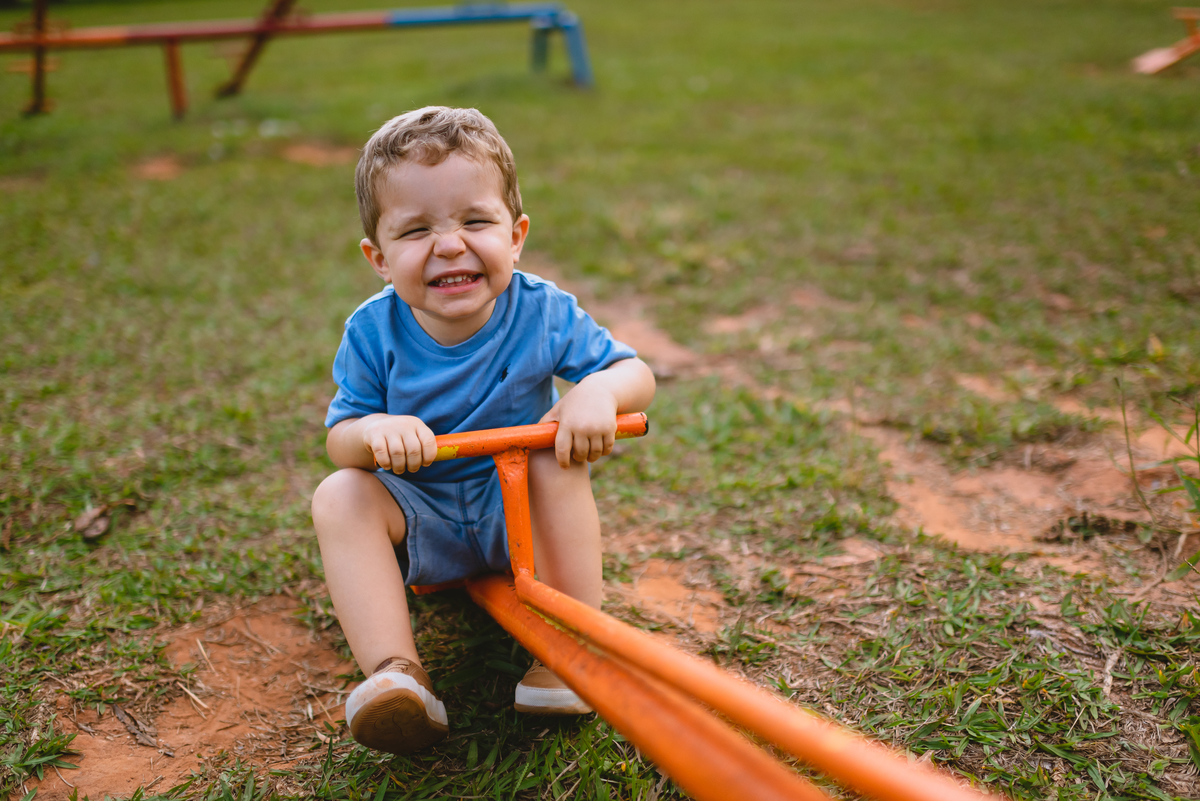 pais brincando com o filho