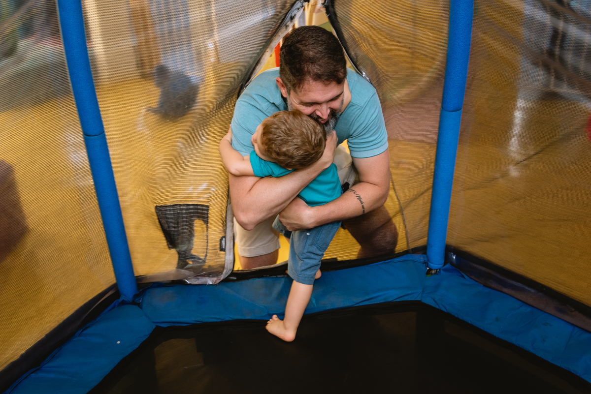 pai abraçando filho 