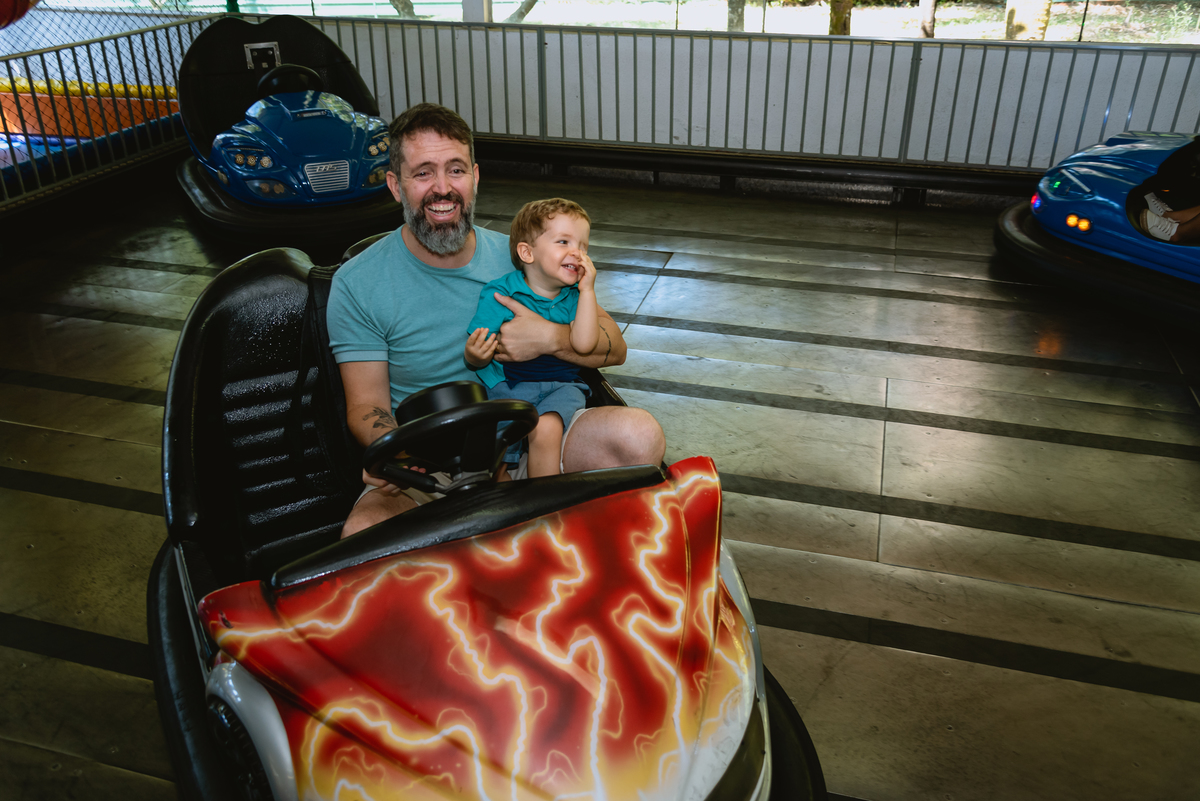 pai brincando com o filho no bate bate