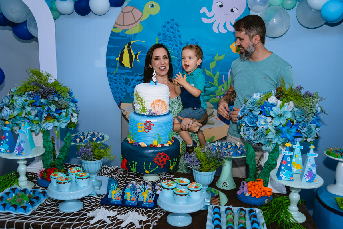 cantando os parabéns. 